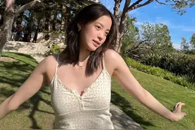 欧阳娜娜晒郊游照 穿深V碎花吊带衫身材丰满性感 纯欲风拉满图片