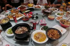 女子随礼200元吃同事女儿升学宴，菜上桌一脸尴尬，还不如不办图片