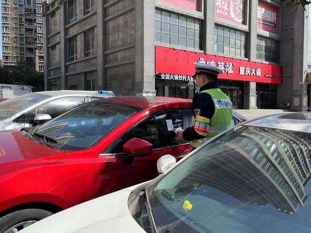 马路不是停车场！汕头交警持续加强停车秩序整治