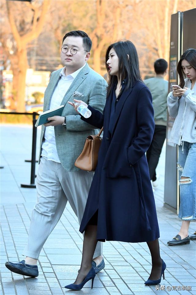 黑色连衣裙配什么鞋子好看,优雅到骨子里的女人,都会穿"连衣裙 这3双