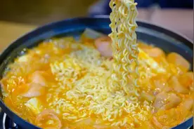 对于韩国人而言：泡面，神圣不可侵犯图片