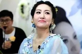 6年前，哈尔滨患癌女孩参加了自己的葬礼，她笑着与每位亲友告别图片