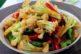 炒菜花最好吃的做法，不油炸，菜花香脆爽滑入味，营养又好吃图片
