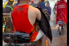 骑车路上突下大雨，主人宁愿自己淋雨，也要给狗狗挡雨，真爱啊！图片