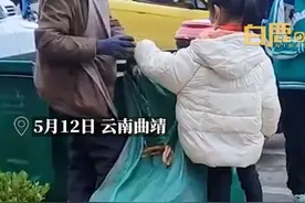 7岁女孩用仅有的1元钱给拾荒老人买食物，妈妈：她一直很有爱心，平时遇见了残疾人，会把零花钱给他们图片