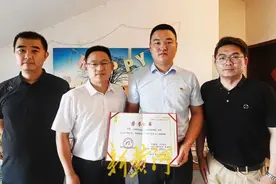 弘扬正能量！“济南好人”许亮获阿里公益天天正能量特别奖，新黄河记者上门颁奖图片