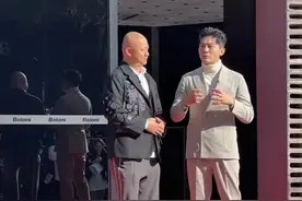 43岁李晨出席活动，面部浮肿模样沧桑，生图精修差别大图片