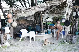 澳洲富翁破产后隐居荒岛25年，只有狗和假人陪伴，现在顶不住了图片