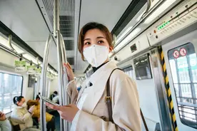 美女地铁尿裤子被帅哥嘲笑恶心没素质，大妈回怼：有妈生没妈教图片