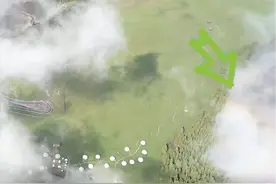 无人机在新疆阿克塔斯姑娘峰景区云端拍到“佛光”闪现图片