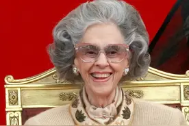 越老越要打扮！比利时太后法比奥拉：贵妇头＋小香风，优雅典范图片