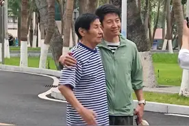 撒贝宁与演员老父回广东，重返故居追忆童年，在当地出生会说粤语图片