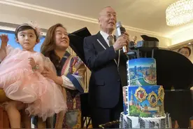 刘诗昆84岁大寿笑开怀，2岁女儿跳舞助兴，46岁妻子送四层蛋糕图片
