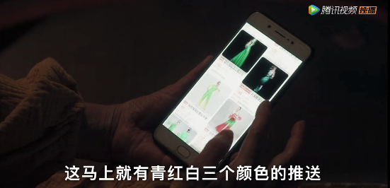 “玉兔精”演大妈，跟年轻小伙抢篮球场，广场舞比赛穿奥特曼战服
