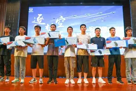 合肥18名男生乘运-20去上学，他们来自这些高中图片