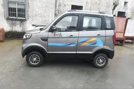 70岁的公公为接送孙子，买了辆四轮电动车，问题来了老人能开吗？图片