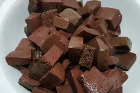 吃了猪血后大便发黑，是肺排毒吗？还是身体有问题？医生解释答案图片