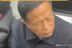 中年男女地铁热吻惹大爷嫌弃，网友纷纷吐槽，我要笑死在评论区了图片