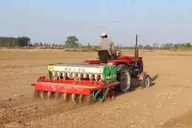 注意！拖拉机、联合收割机操作人员有这些行为，可能受到刑事处罚图片