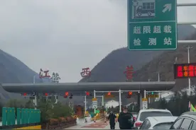 大雪封路，陕西汉中江西营收费站变服务站，开房开会议室让被困者取暖休息，还提供免费早餐图片