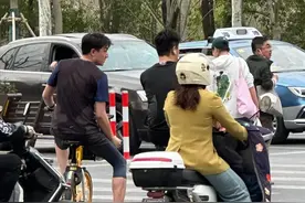 林更新上海街头骑共享单车，身形暴瘦后背湿透，豪宅被扒19万一平图片