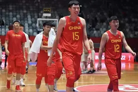 惊险出线！中国男篮世预赛五打八，巴林队员暴力犯规后挑衅王哲林图片