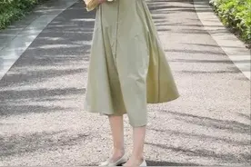 难怪女人都把小白鞋扔了，今年流行的“方头鞋”，舒适百搭还时髦图片