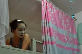 浙江一女大学生透过床帘看舍友吃夜宵，内心五味杂陈：怎么不叫我图片