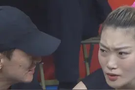 无视前妻!李梦将与老公张隆热吻照随身携带,比赛日挂手袋上去上班图片