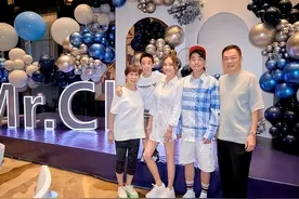 55岁陈小春晒照庆生！与大6岁岳父似兄弟，小16岁娇妻美到发光图片