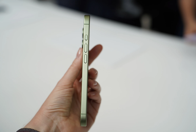 5999元起：苹果iPhone 17上手，6.3英寸120Hz屏幕