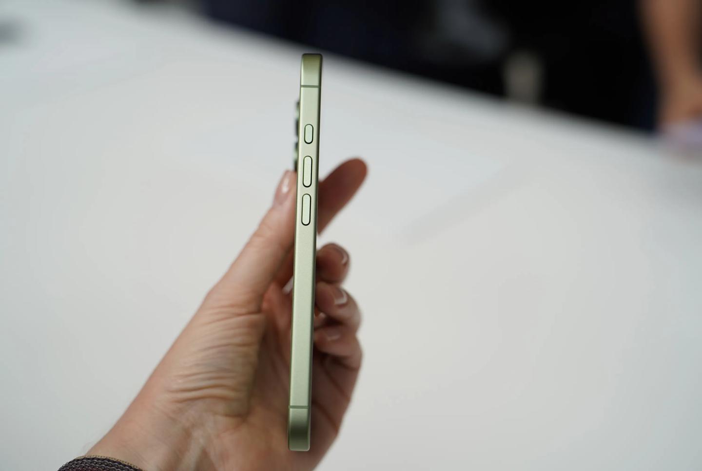 iPhone 17 标准版 5999元 起售价 256GB 起步_苹果17_iPhone 17 垂直双摄 4800万像素 后置镜头升级