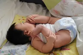 幼时啃脚丫和不啃脚丫的娃，长大后差距明显，爸妈别认为是坏习惯图片