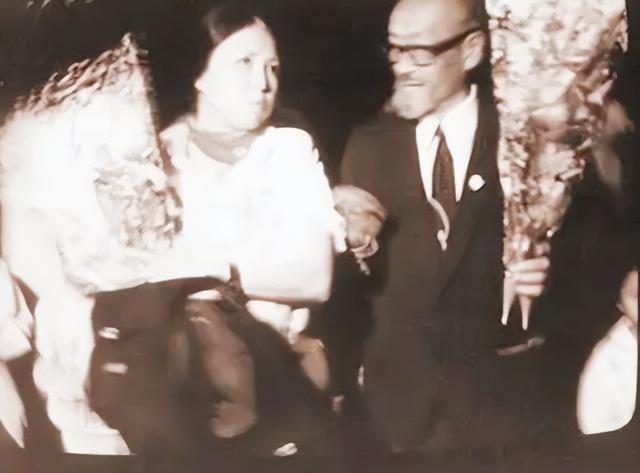 1941年，王洛宾回到兰州家中，出轨妻子问他：你今晚去哪儿住？