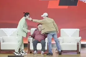 高启盛现身高校讲课，遭众人围堵仓皇离开，被张颂文摸脸梦回狂飙图片