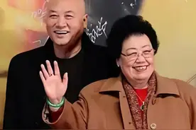 无亲生子女，太卑微！唐僧迟重瑞终究在“傍富婆”的路上付出代价图片