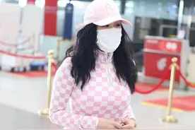 这么热的天难为钟丽缇了！为求夸张曲线穿紧身衣，51岁还在扮嫩图片