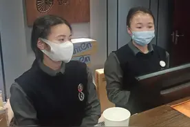 数九寒天 格外温暖 最美丽的时光漫步怀旧酒店前台服务员图片