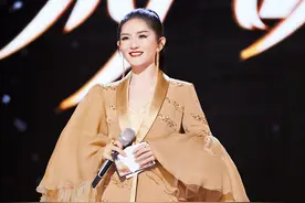 谢娜穿奢华西装裙主持浪姐总决赛 高马尾搭红唇气场全开图片