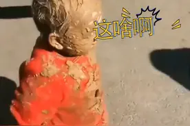 湖南俩熊孩子泥地玩耍满身是泥，提鞋赤脚走路大笑：妈妈看后气炸图片