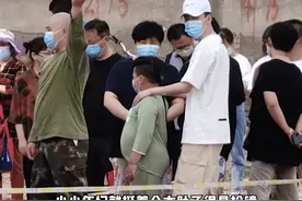 明星做核酸众生相：郭德纲全家出动，刘晓庆打扮精致，张国伟搞笑图片