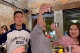 陈乔恩为小9岁男友庆生，大方搂抱任由好友拍照，举酒杯作风豪迈图片