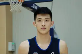 大长腿高颜值篮球体育生，身高195cm，这也太帅了吧图片