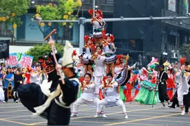 市民游客热议贵州民族团结大巡游图片