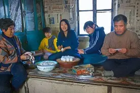 东北人全家睡在一个炕上，晚上夫妻之间该咋办？当地人说出实话图片