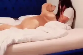 女子失恋后，懒在床上哭泣，狗狗爬上床安慰，网友：比男友靠谱图片