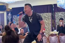 61岁港星吴毅将婚礼上演出！拍胸跺脚动作浮夸，唱爱国歌曲中气足图片