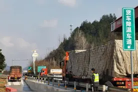 渝湘高速首个降温专用车道投用 货车路过可给轮胎“冲个凉”图片