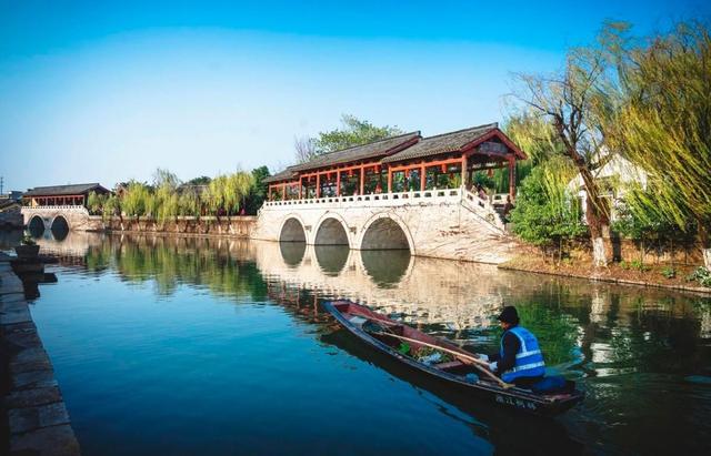 黄酒，中国最早的酿造酒。古越龙山，绍兴黄酒的典范