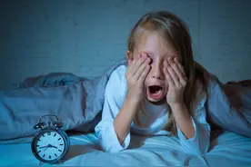为什么越熬夜越精神呢？又该怎么缓解熬夜的危害？看完明白了图片